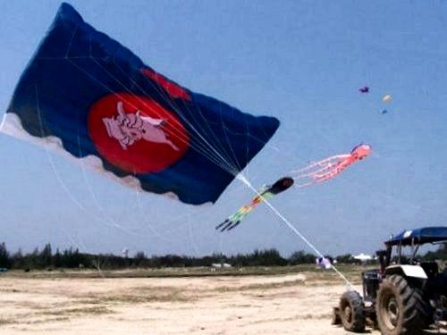 A modern
            Parafoil kite version of the 'Rabbit in the Moon'